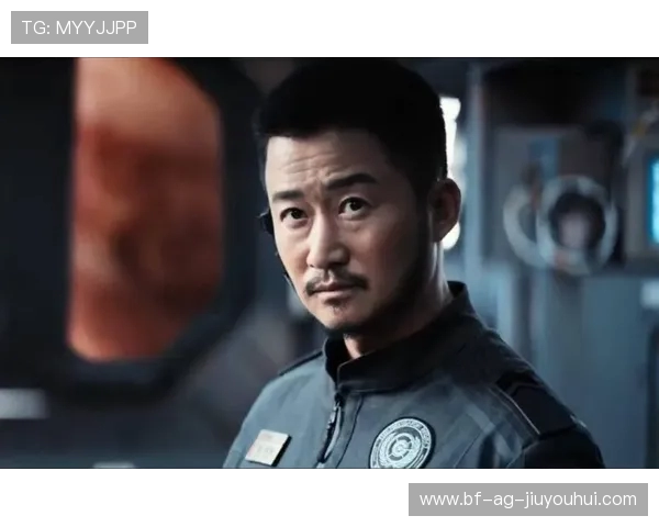 吴京激情踢足球高清片段展现体育精神与硬汉风采